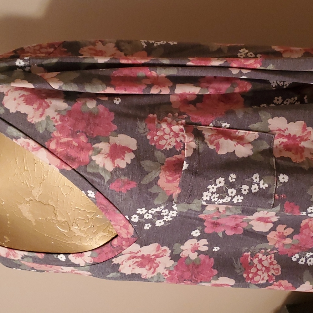 ‼️3/$18‼️Top - Picture 2 of 3